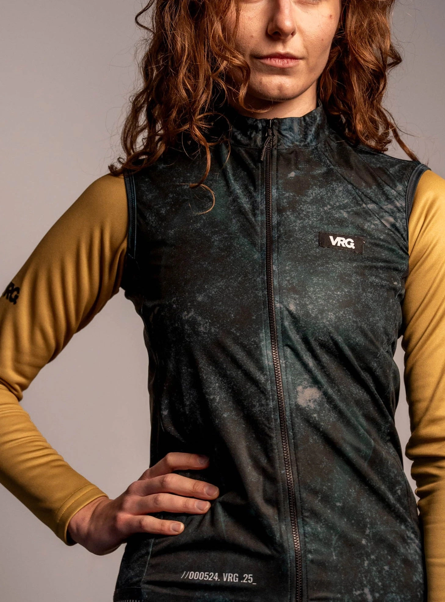 524 VRG LIGHTWEIGHT VEST - TEXT - WOMEN