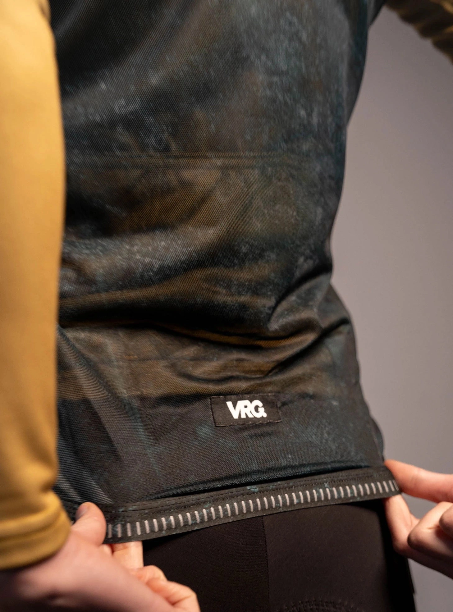 524 VRG LIGHTWEIGHT VEST - TEXT - WOMEN