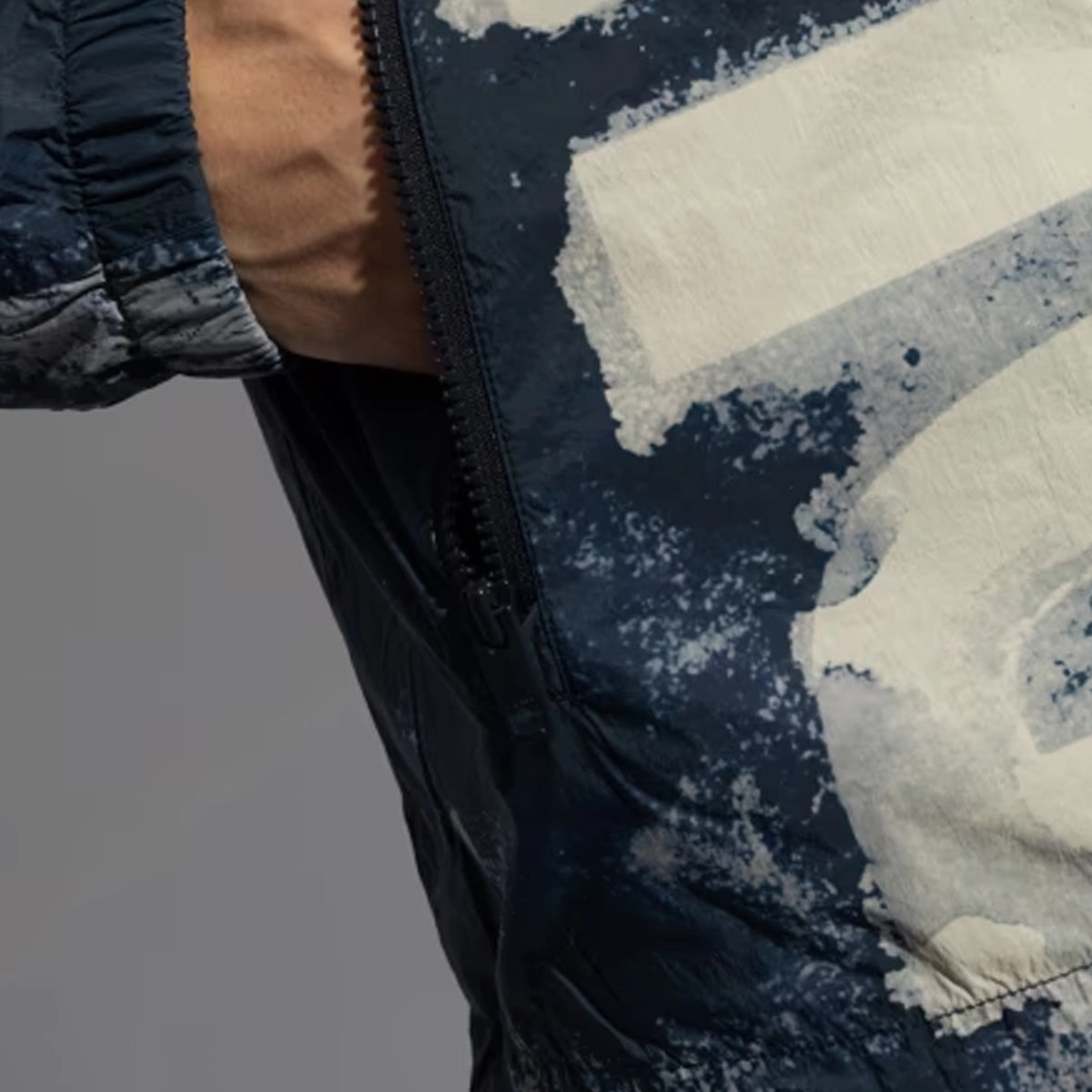 J-Warrett-Logo-Logo Watercolour-effect windbreaker with logo Midnight/Blue